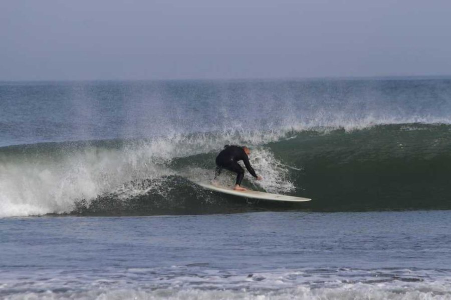 Leo con un longboard 9’1” en Lobitos, Perú