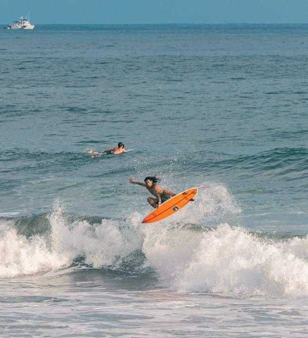 Manuel volando en El Salvador